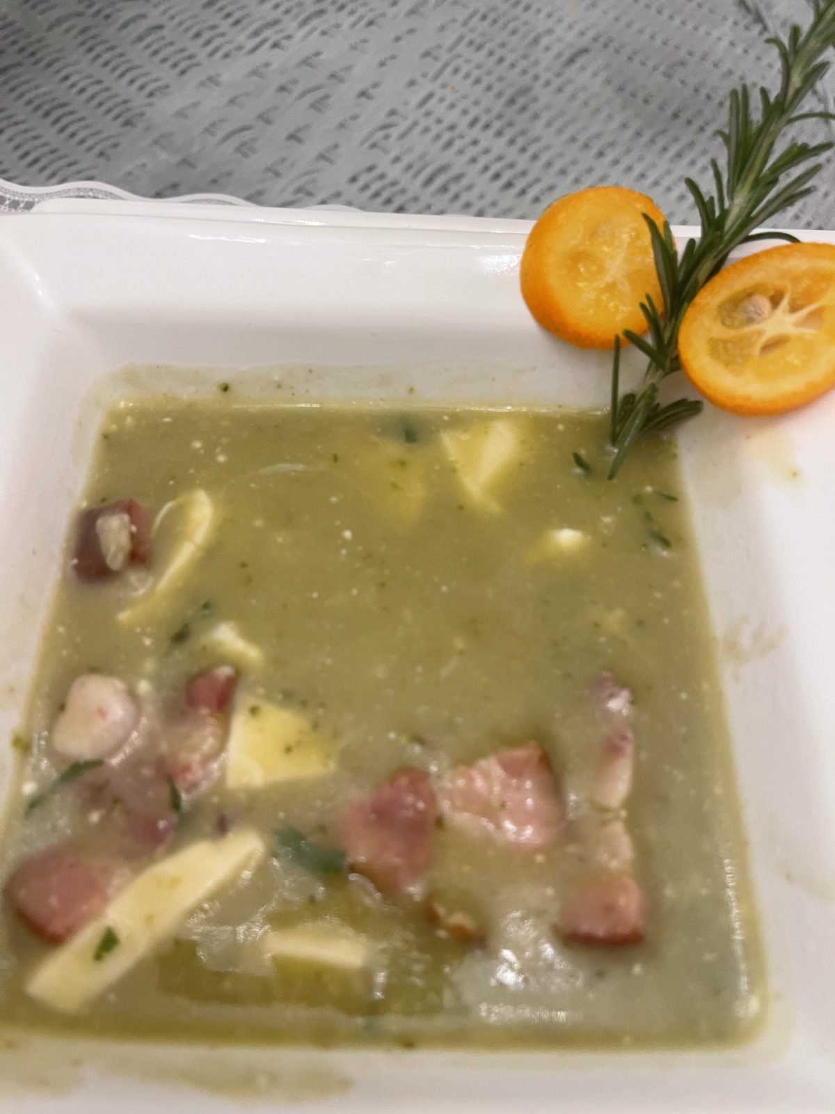 Caldo de brócolis com costela defumada