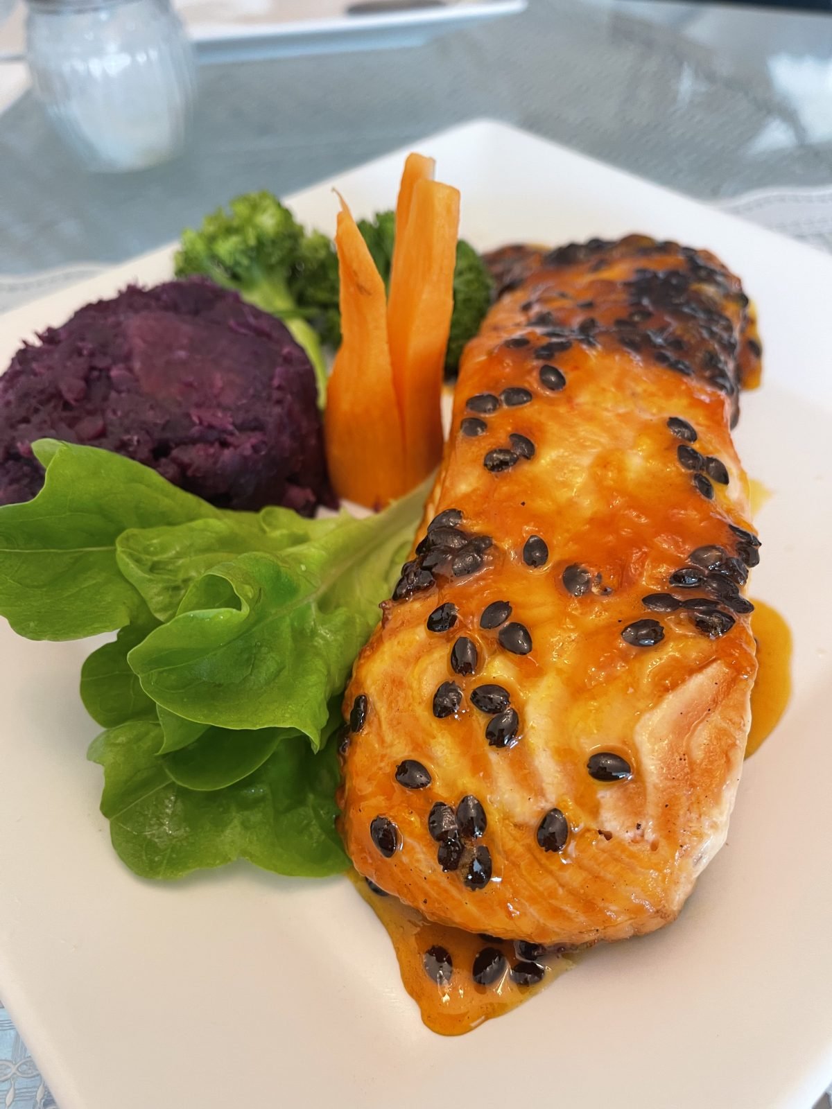 Salmão ao molho de maracujá