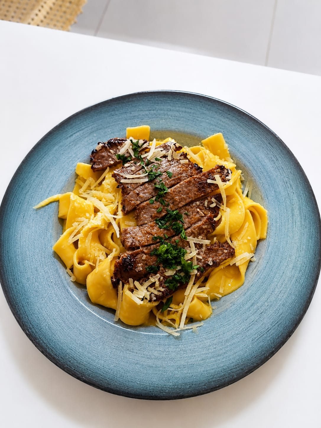 Pappardelle ao molho Alfredo clássico com tiras de alcatra grelhada