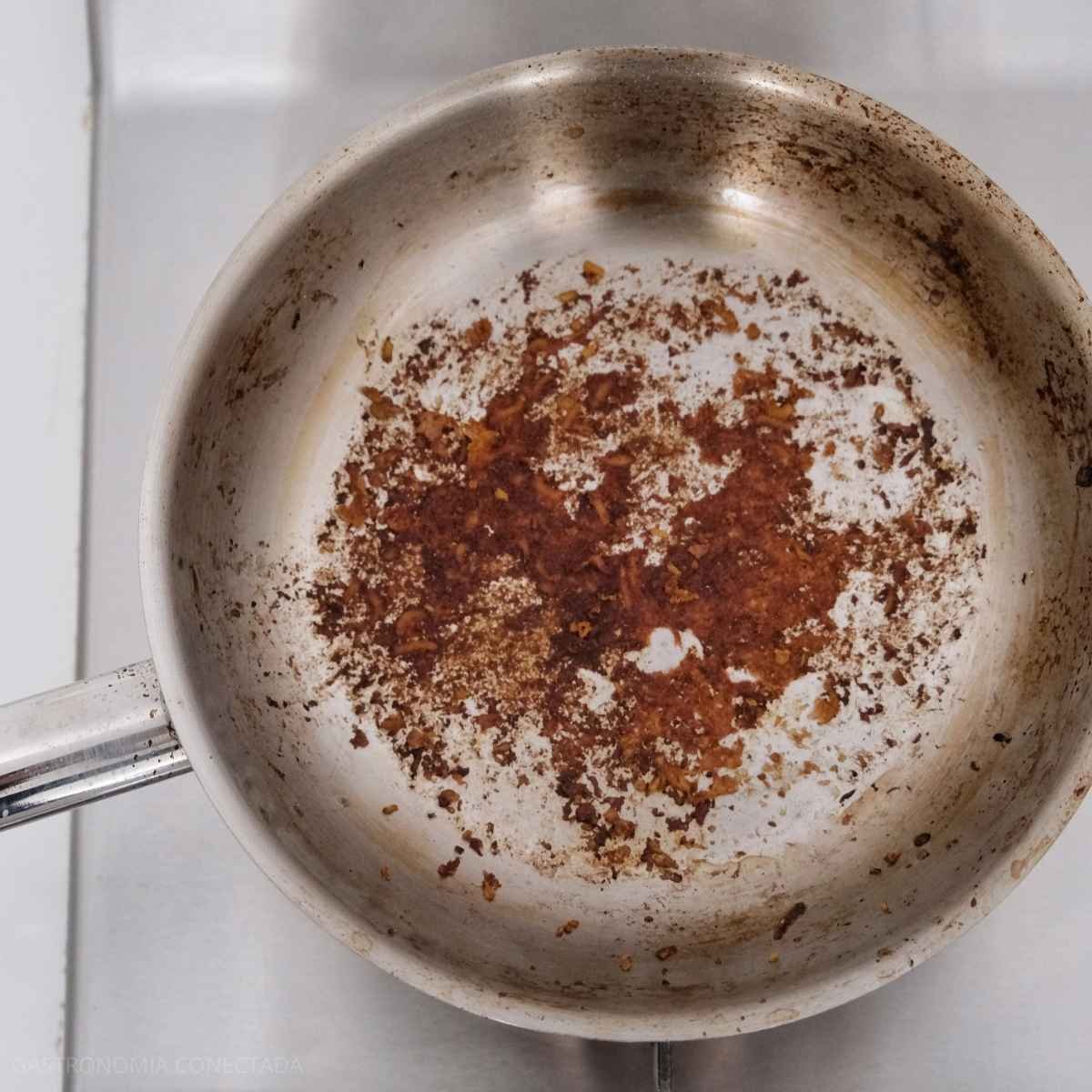 Como Tirar Queimado da Panela — O Método Certo para Cada Material