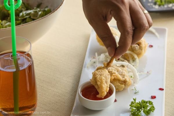 O que é finger food — petiscos elegantes em bandeja