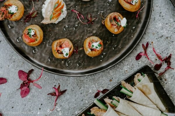 Receitas de finger foods em bandeja