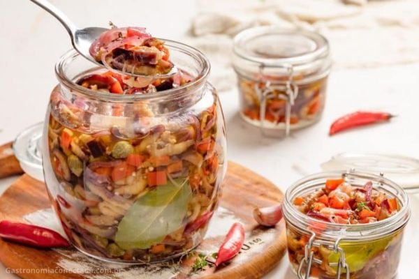 Petisco de boteco com linguiça, salsicha e conservas