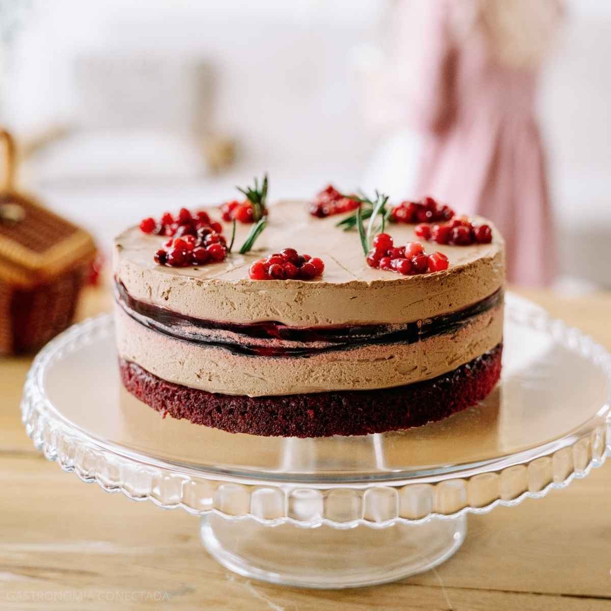 Bolo de Aniversário Fácil — Por que as Camadas Desmoronam e Como Fazer Segurar