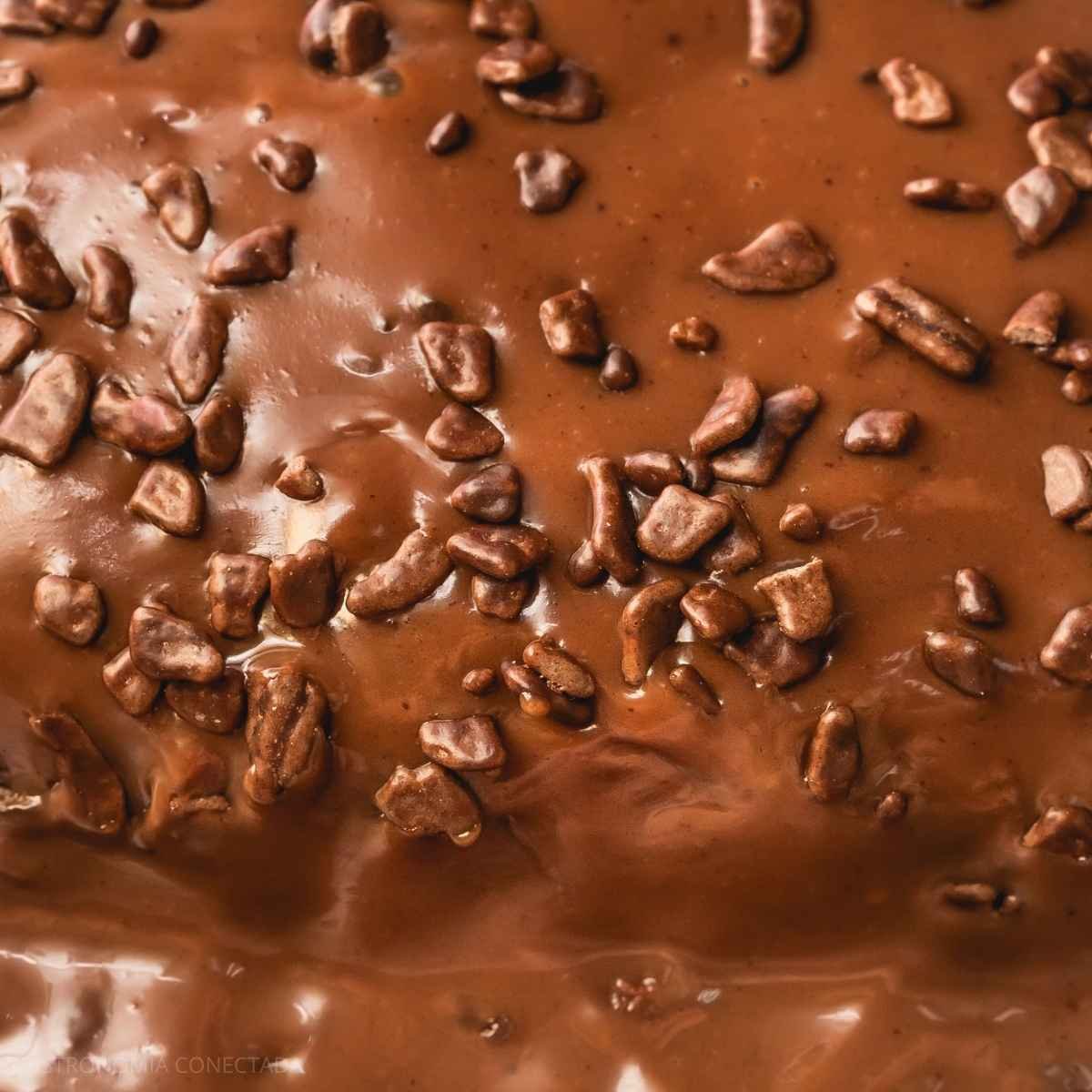 Bolo de Brigadeiro — Por que a Cobertura Escorre Toda e Como Prender no Bolo
