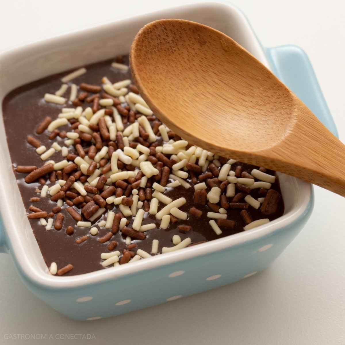 Cobertura de Brigadeiro — Por que Ela Endurece ao Esfriar e Como Manter Lisa