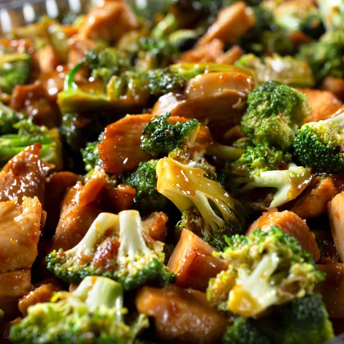 Frango com Brócolis — Por que o Frango Fitness Fica Seco e o Brócolis Mole