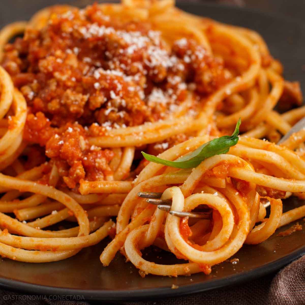 Macarrão com Carne Moída — Por que o Molho Não Gruda na Massa