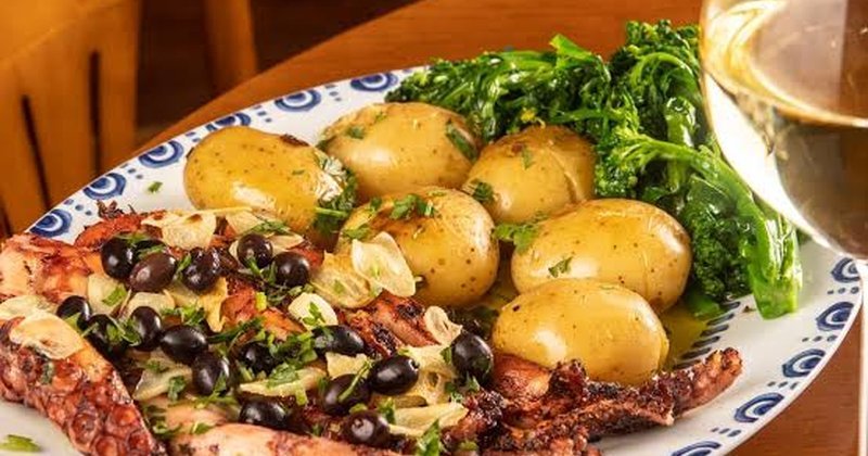 Polvo à Lagareiro com Batatas ao Murro