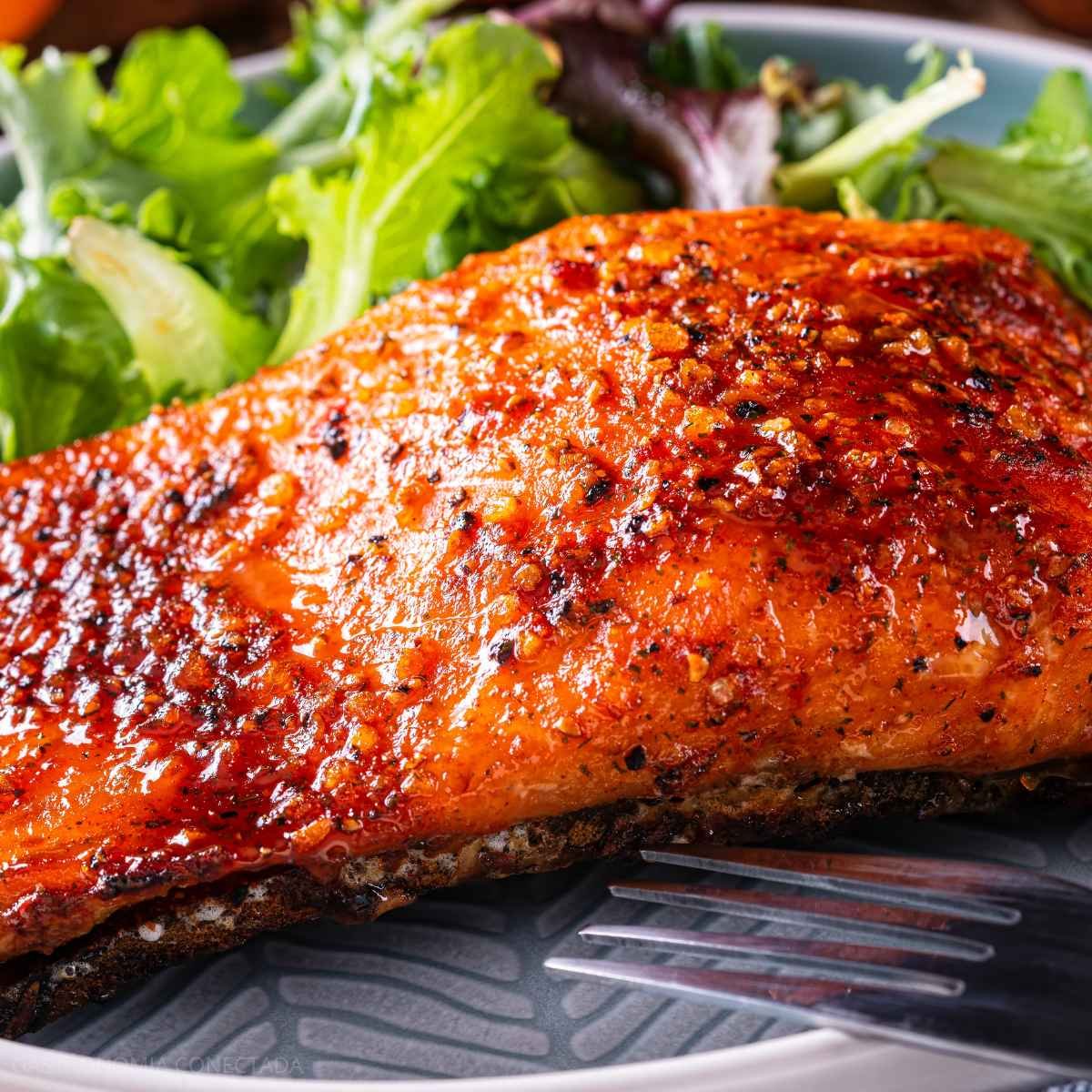 Salmão na Air Fryer — A Pele para Baixo e o Ponto que Passa em Dois Minutos